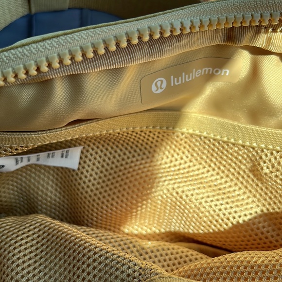 Last one!! NWT Lululemon Everywhere Belt Bag - Picture 9 of 10